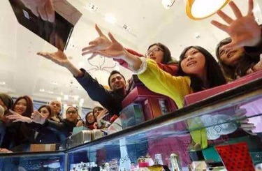 吸奶插穴视频中国人依然爱赴日旅游 消费已由爆买转向网购